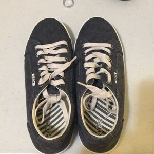 Taos tennis shoes